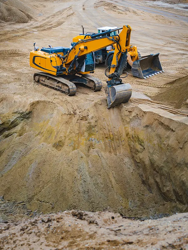 Une excavatrice de couleur jaune